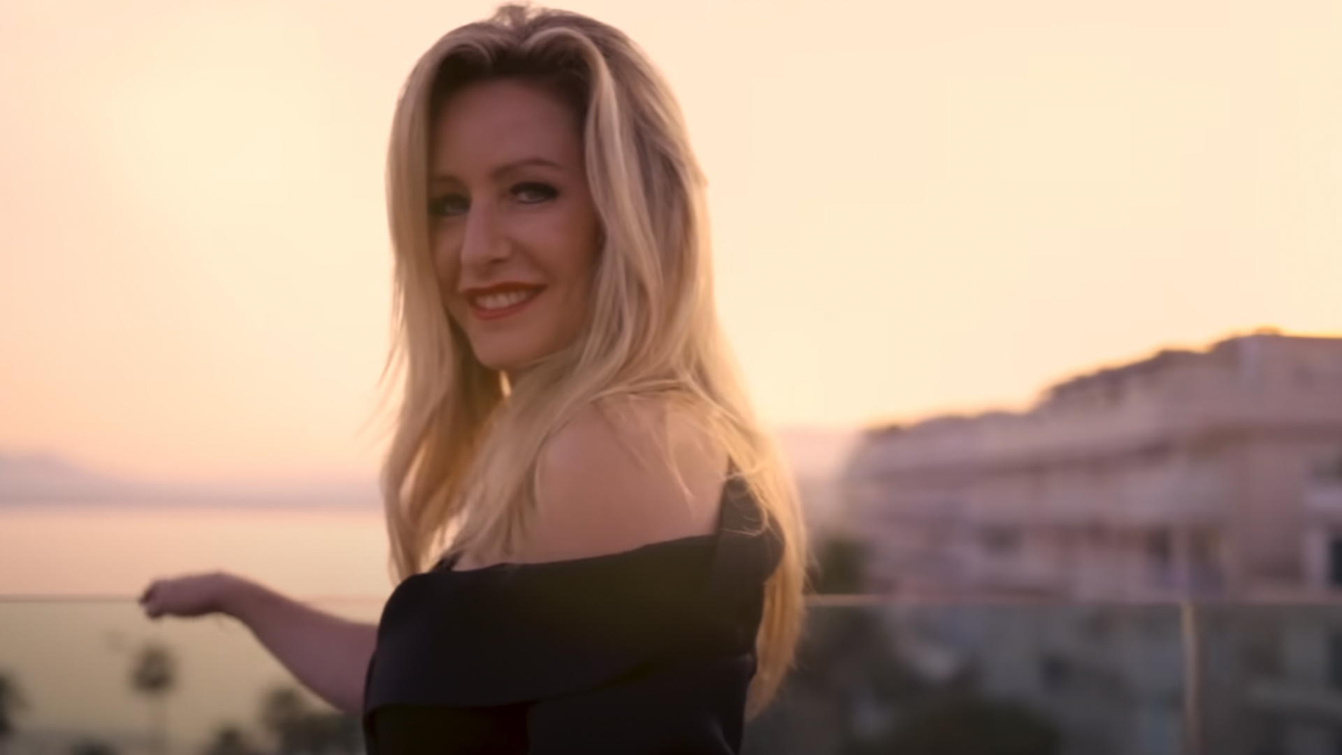 🇫🇷 Direction Cannes, pour le nouveau clip de Sophia Del Rosso, « Dis moi les mots »